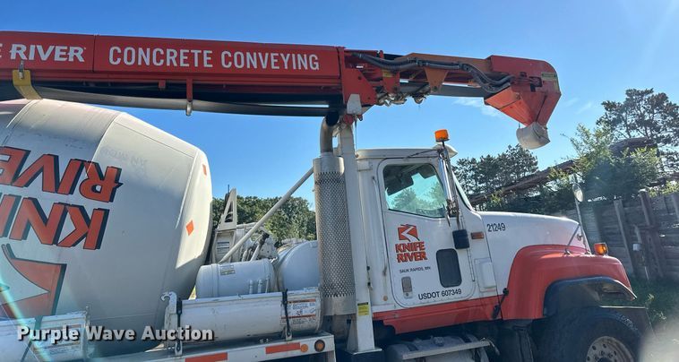 image for item DN0772 2003 International  5500i ready mix truck