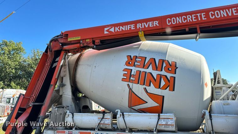 image for item DN0772 2003 International  5500i ready mix truck