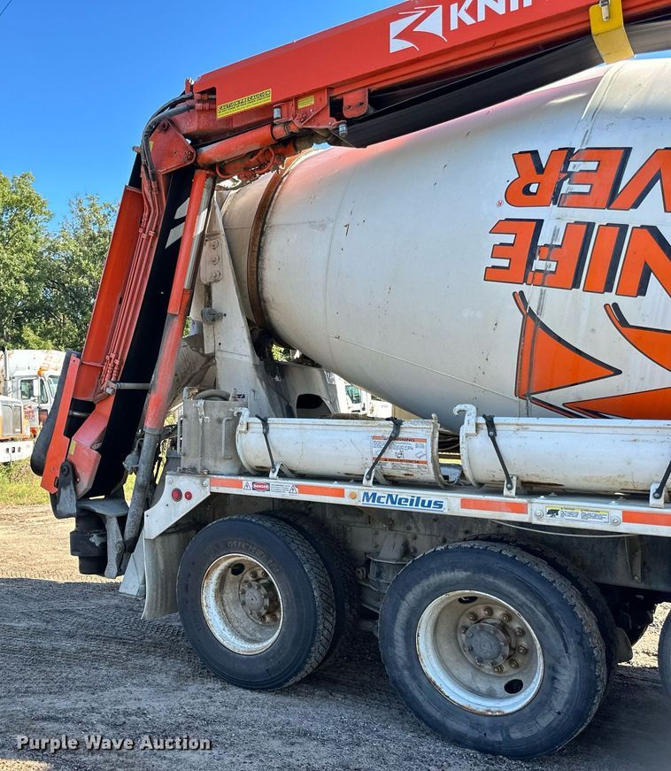 image for item DN0772 2003 International  5500i ready mix truck