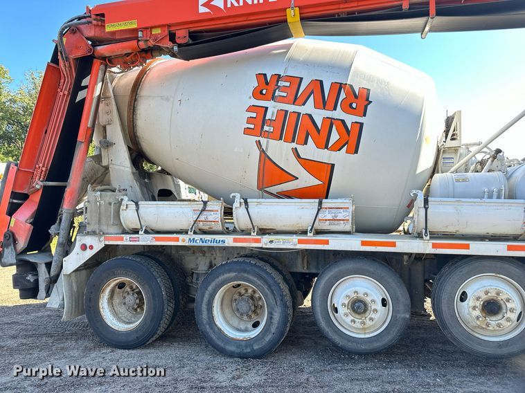 image for item DN0772 2003 International  5500i ready mix truck