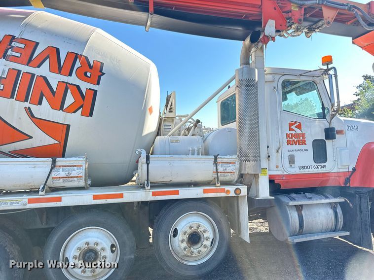 image for item DN0772 2003 International  5500i ready mix truck