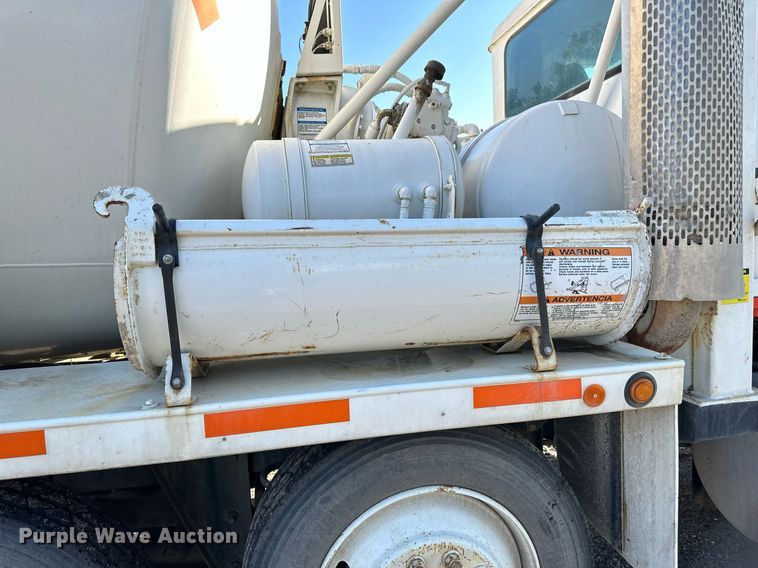 image for item DN0772 2003 International  5500i ready mix truck