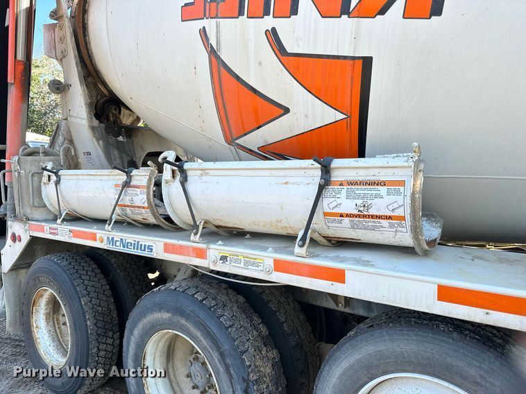 image for item DN0772 2003 International  5500i ready mix truck