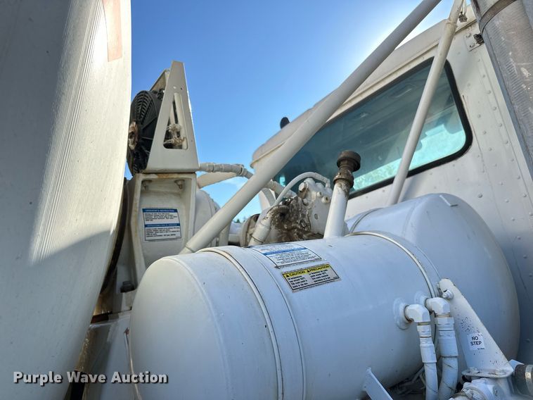 image for item DN0772 2003 International  5500i ready mix truck