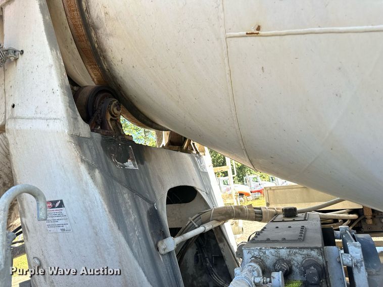 image for item DN0772 2003 International  5500i ready mix truck