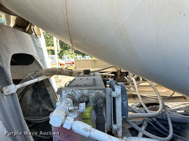 image for item DN0772 2003 International  5500i ready mix truck