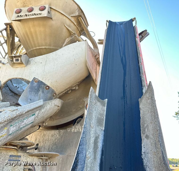 image for item DN0772 2003 International  5500i ready mix truck