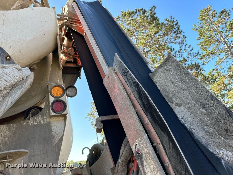 image for item DN0772 2003 International  5500i ready mix truck