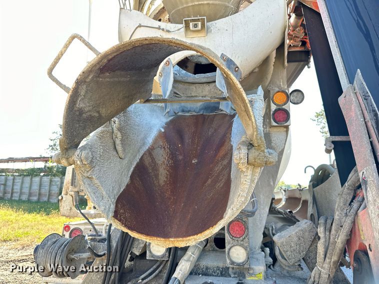 image for item DN0772 2003 International  5500i ready mix truck