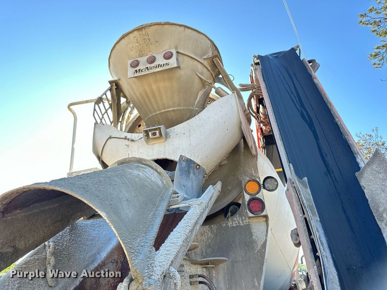 image for item DN0772 2003 International  5500i ready mix truck