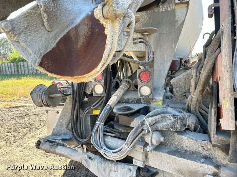 image for item DN0772 2003 International  5500i ready mix truck