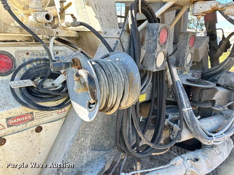 image for item DN0772 2003 International  5500i ready mix truck