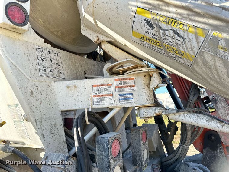 image for item DN0772 2003 International  5500i ready mix truck