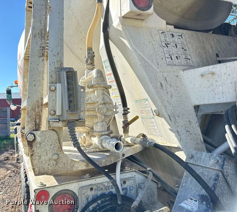 image for item DN0772 2003 International  5500i ready mix truck