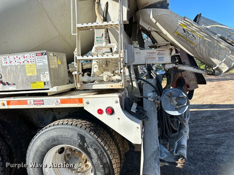 image for item DN0772 2003 International  5500i ready mix truck