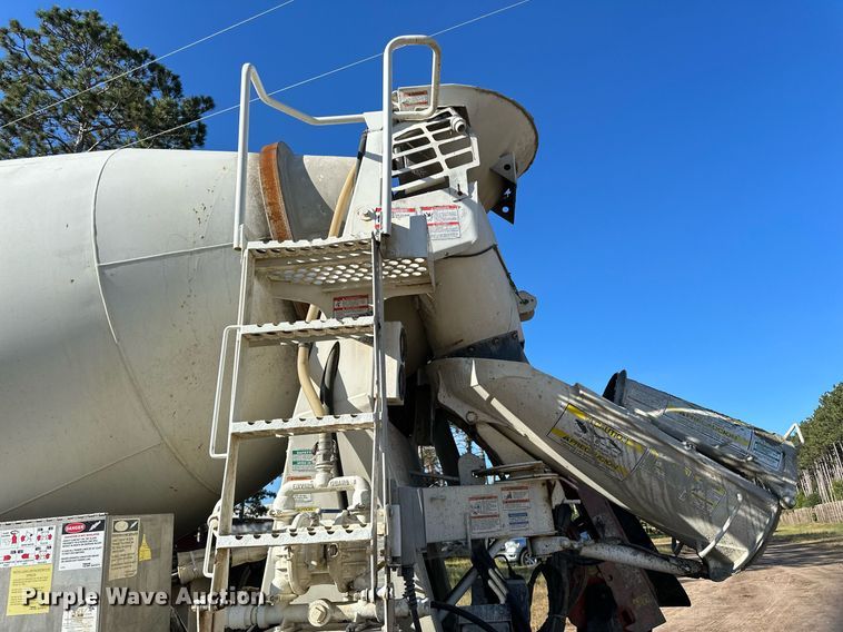 image for item DN0772 2003 International  5500i ready mix truck