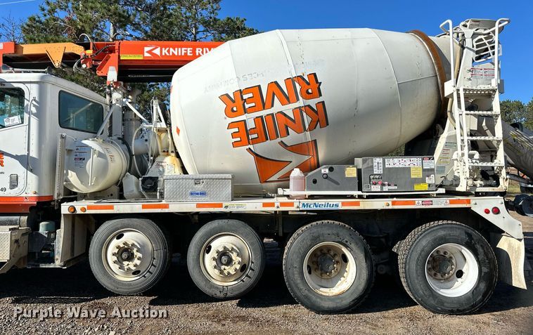 image for item DN0772 2003 International  5500i ready mix truck