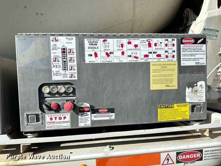 image for item DN0772 2003 International  5500i ready mix truck