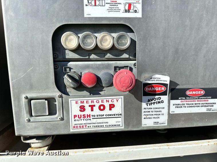 image for item DN0772 2003 International  5500i ready mix truck