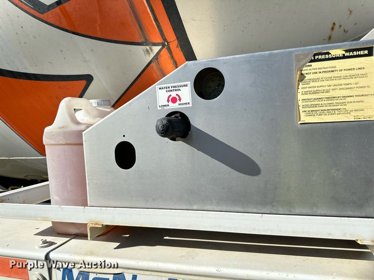 image for item DN0772 2003 International  5500i ready mix truck