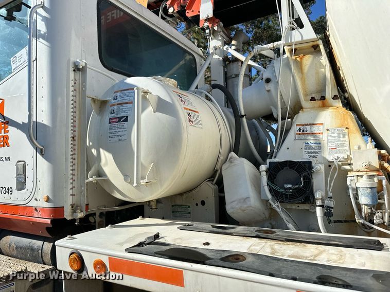 image for item DN0772 2003 International  5500i ready mix truck