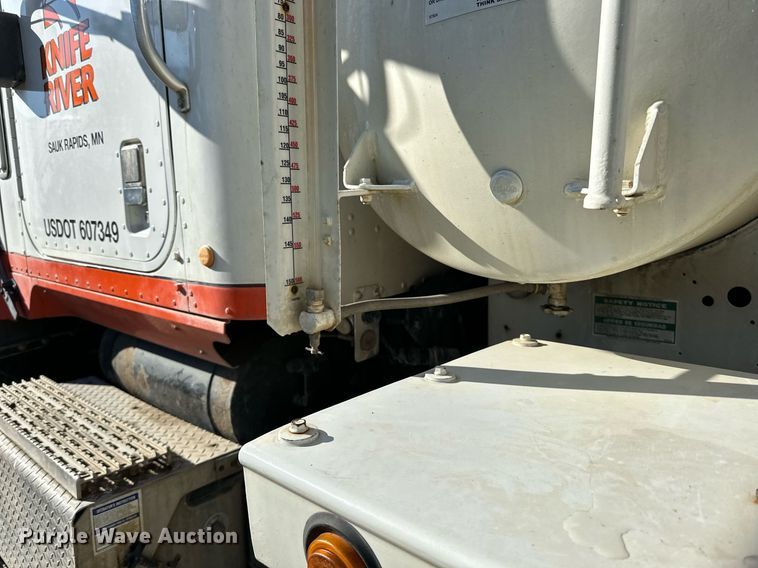 image for item DN0772 2003 International  5500i ready mix truck