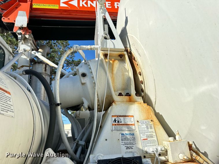 image for item DN0772 2003 International  5500i ready mix truck