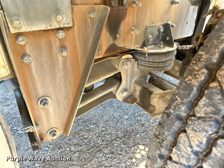 image for item DN0772 2003 International  5500i ready mix truck