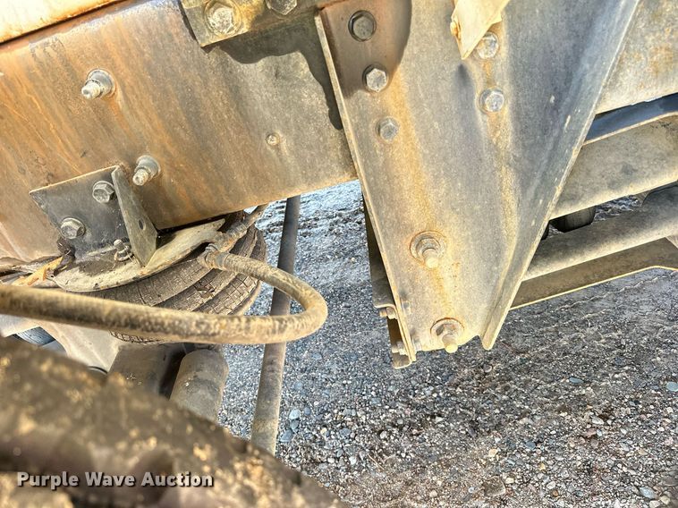 image for item DN0772 2003 International  5500i ready mix truck