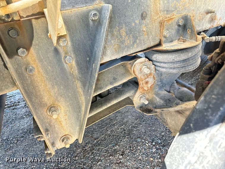 image for item DN0772 2003 International  5500i ready mix truck