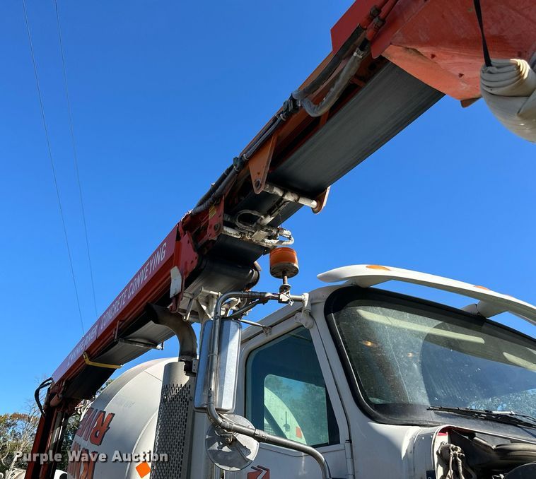 image for item DN0772 2003 International  5500i ready mix truck