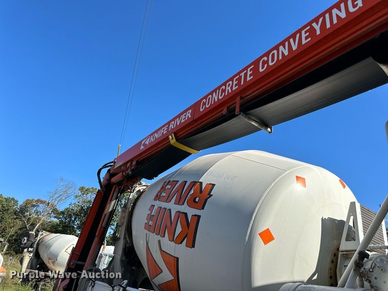 image for item DN0772 2003 International  5500i ready mix truck