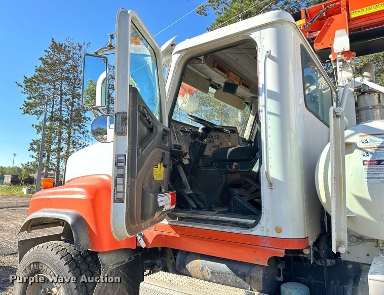 image for item DN0772 2003 International  5500i ready mix truck