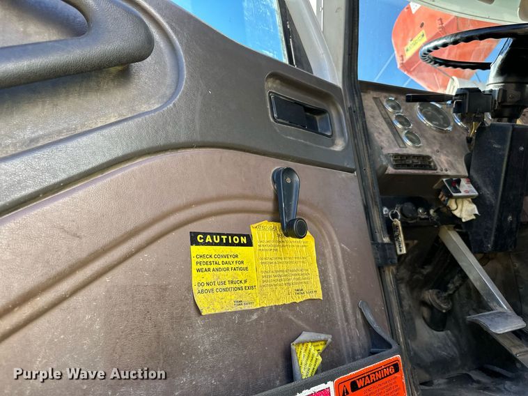 image for item DN0772 2003 International  5500i ready mix truck