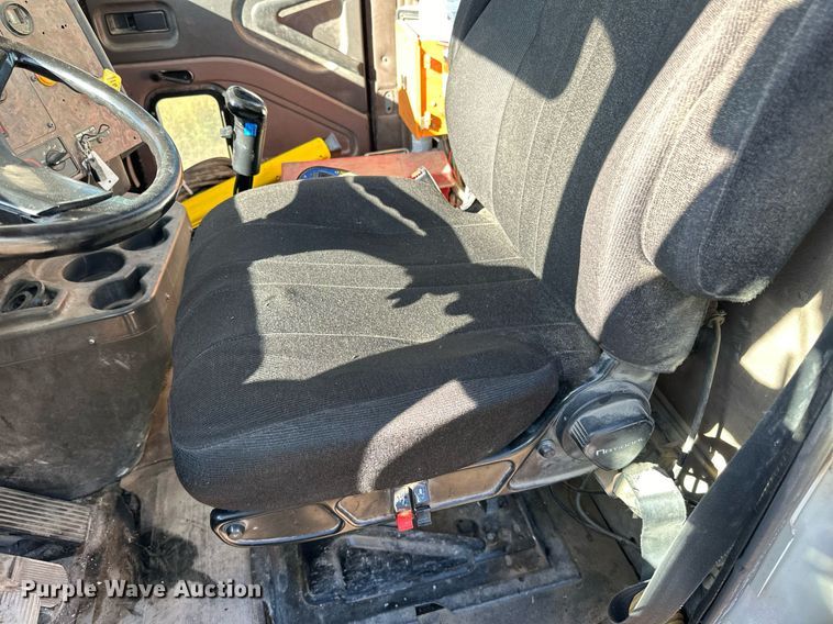 image for item DN0772 2003 International  5500i ready mix truck