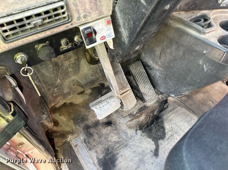 image for item DN0772 2003 International  5500i ready mix truck