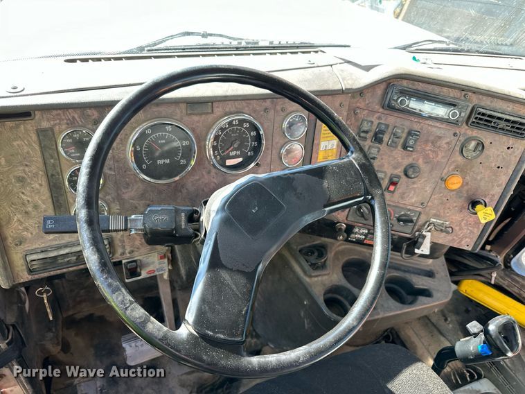 image for item DN0772 2003 International  5500i ready mix truck