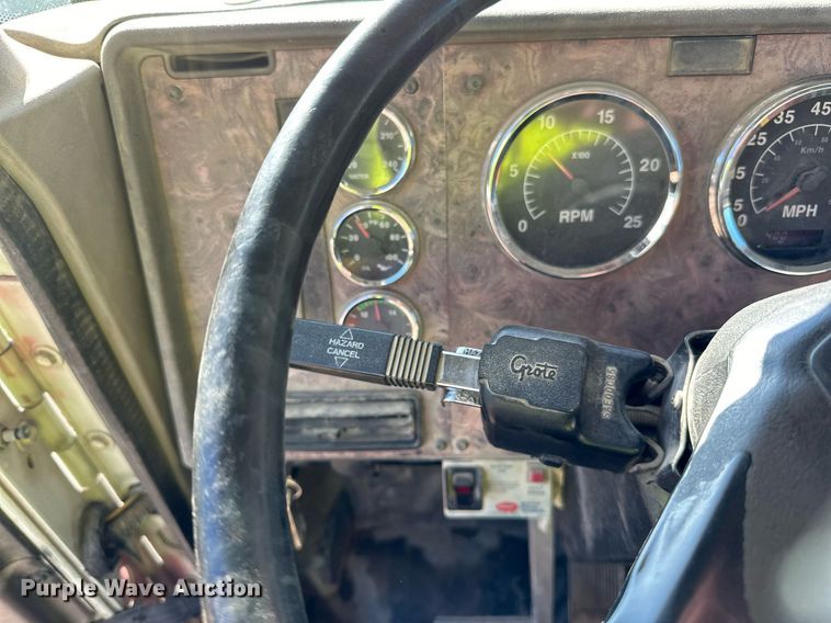 image for item DN0772 2003 International  5500i ready mix truck