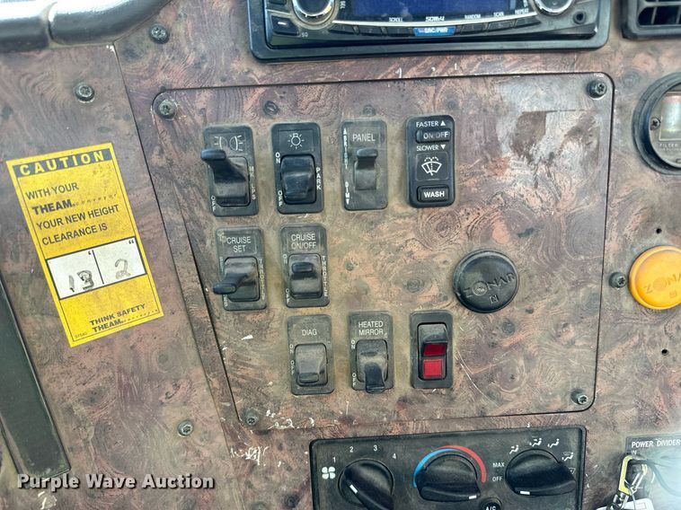 image for item DN0772 2003 International  5500i ready mix truck