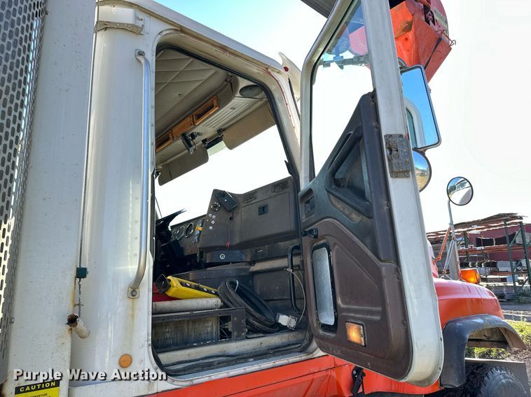 image for item DN0772 2003 International  5500i ready mix truck