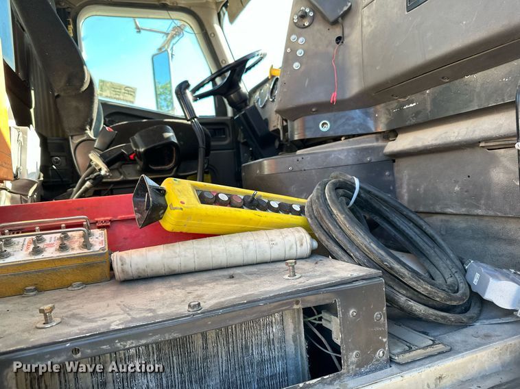 image for item DN0772 2003 International  5500i ready mix truck