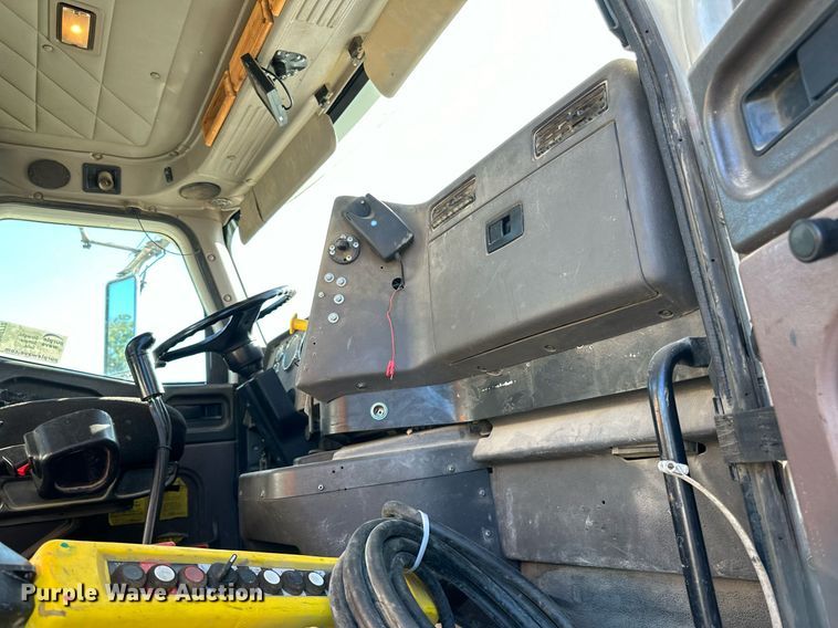 image for item DN0772 2003 International  5500i ready mix truck