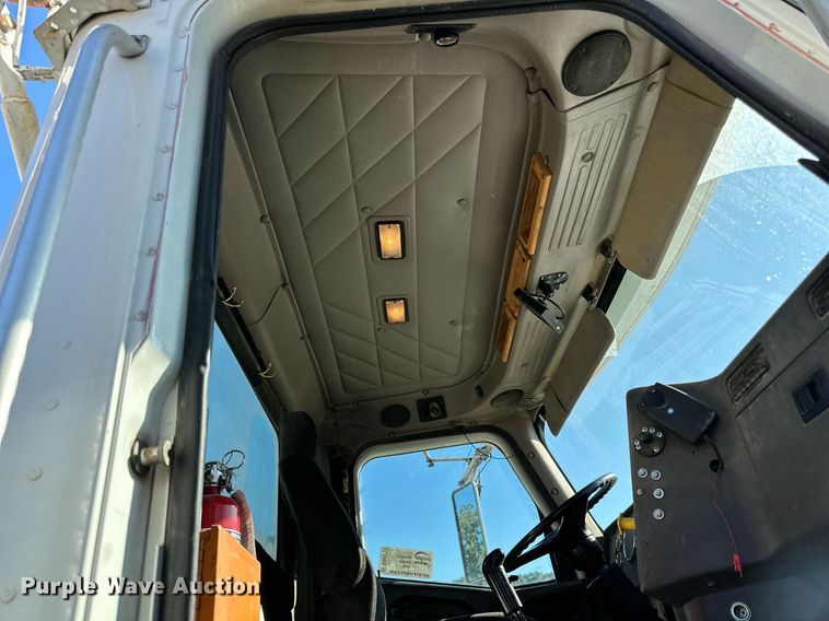 image for item DN0772 2003 International  5500i ready mix truck