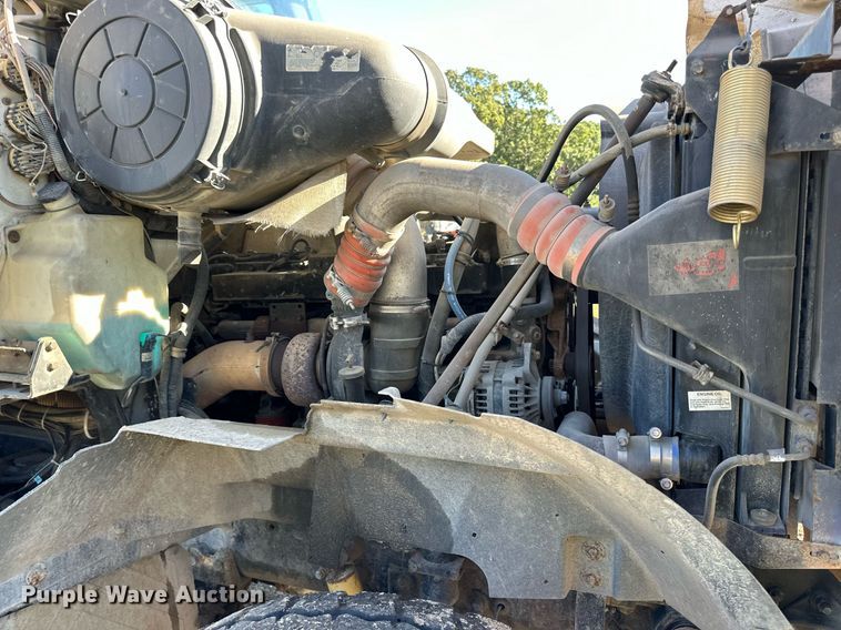 image for item DN0772 2003 International  5500i ready mix truck