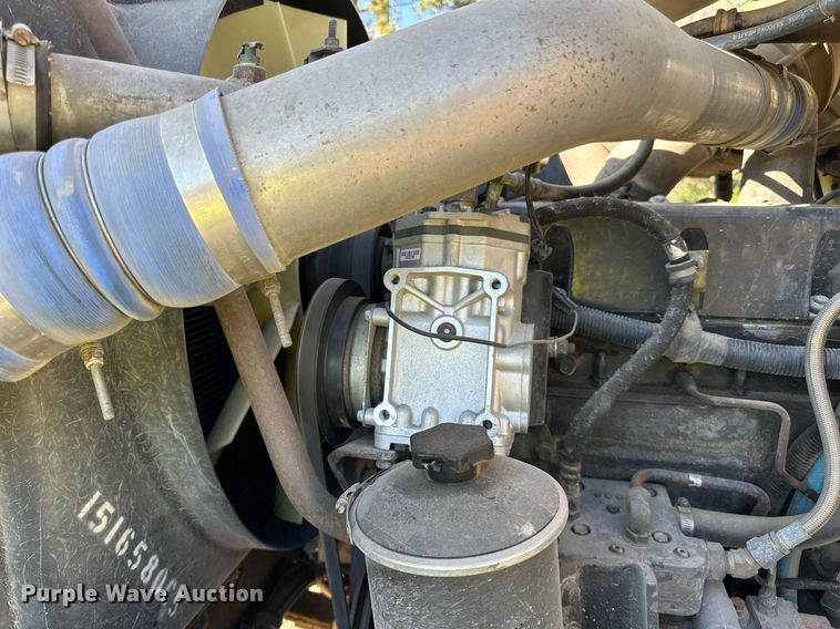 image for item DN0772 2003 International  5500i ready mix truck