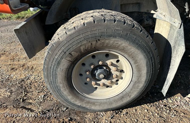 image for item DN0772 2003 International  5500i ready mix truck