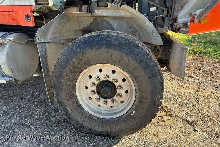 image for item DN0772 2003 International  5500i ready mix truck