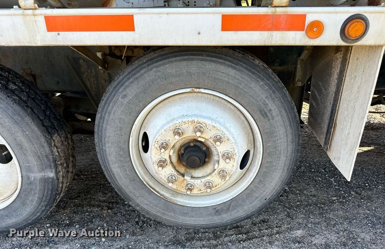 image for item DN0772 2003 International  5500i ready mix truck