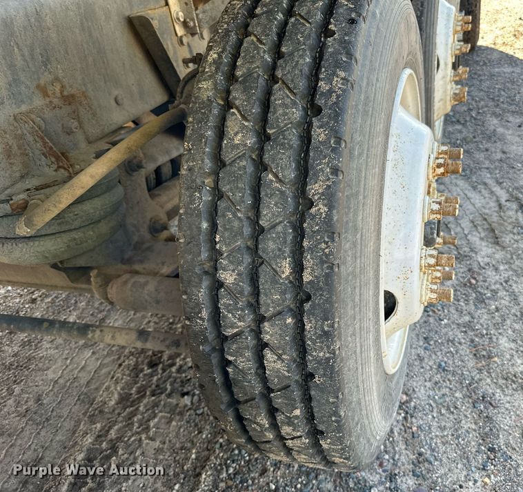 image for item DN0772 2003 International  5500i ready mix truck