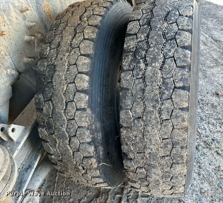 image for item DN0772 2003 International  5500i ready mix truck